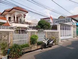 Rumah strategis dekat kampus Binus + pool di palmerah jakarta barat