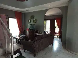 Rumah Bagus Di Intercon Jakarta Barat Luas 322m2 1,5 Lantai Posisi Huk