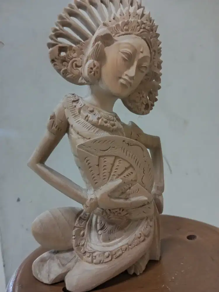 Patung kayu wanita