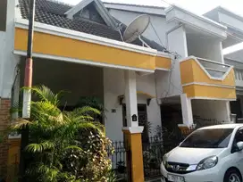 Di jual rmh 2 lantai di komplek pepelegi waru sidoarjo.