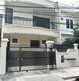 Rumah minimalis 2,5 lantai disewakan lokasi favorit Sunter Jakarta