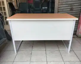 Meja kantor minimalis (kaki besi)