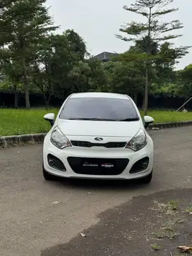 kia Rio at 2013 putih