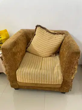 Dijual 3 kursi sofa dan meja tamu