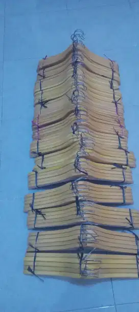 280k dapat 70 pcs gantungan kayu