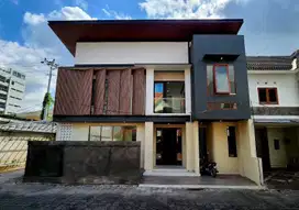 Rumah 2 Lantai Dalam Perum Di Seturan Dekat UPN, AMPLAZ, Pakuwon Mall