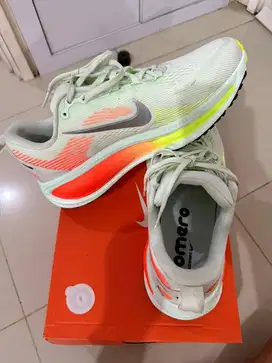 Sepatu running nike vomero 18