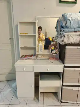 Lemari Cermin Include Kursi