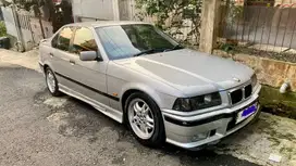 BMW 318i 1998 Bensin