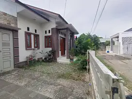 Disewakan rumah baru, straregis dalam komplek besar, lingkungan aman