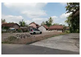 Belakan SMPN 1 Ngaglik , Tanah di Jalan Palagan