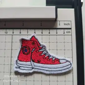 Emblem patch bordir sepatu merah