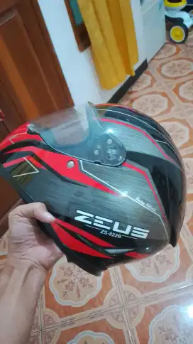 Helm Zeus ZS822B