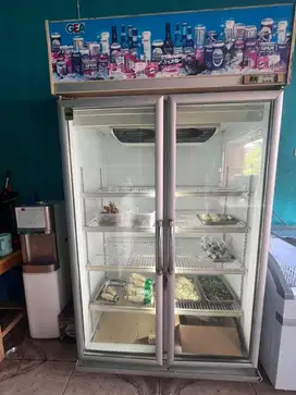 Showcase 2 pintu merk gea