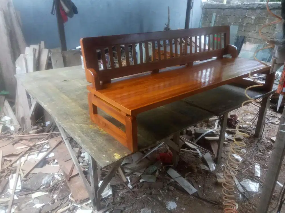 Bangku jati artistik