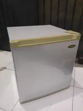 KULKAS MINIBAR SANKEN LIKE NEW