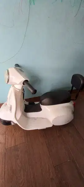 Mainan motor vespa anak