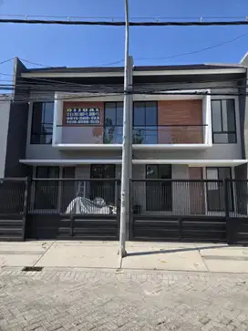 RUMAH BARU Kutisari strategis depan taman (langka)