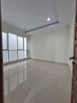 Dijual / disewa rumah taman palem Kt4+1 , 3,5lantai rapi siap huni