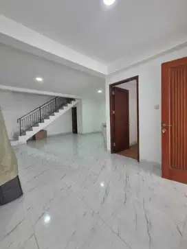 Dijual rumah taman palem 3,5lantai rapi siap huni