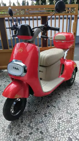 Sepeda listrik Roda 3 SOLOS, LIKE NEW, aki baru semua yg di foto