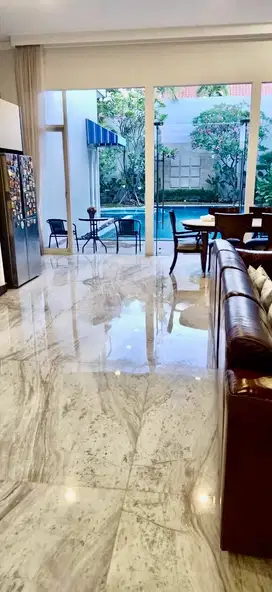 DISEWAKAN RUMAH GRAHA FAMILI FULL FURNISH POOL DEKAT PAKUWON MALL
