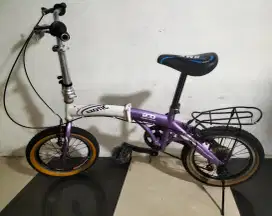 Sepeda lipat ukuran 16 kondisi normal.