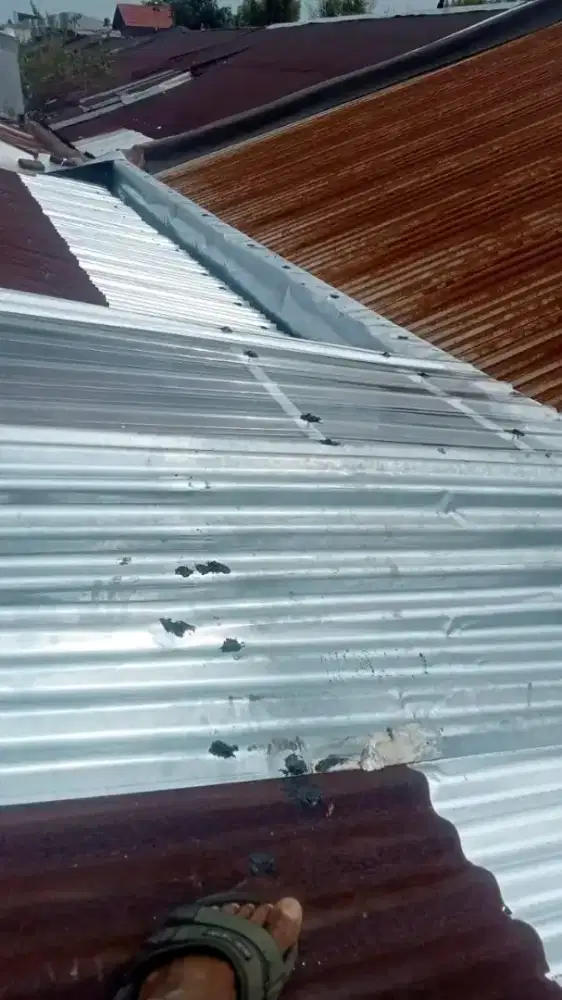 TUKANG BANGUNAN RENOVASI RUMAH PENGECETAN DAN PERBAIKAN ATAP BOCOR