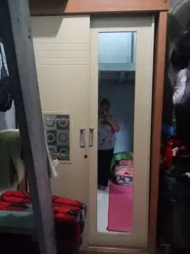 Lemari baju bekas