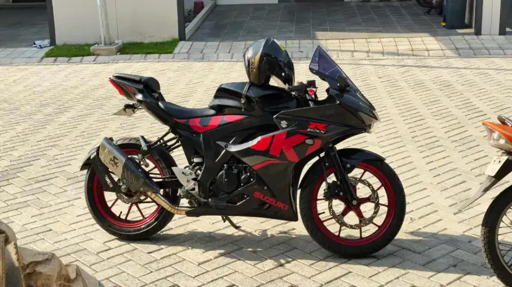 Suzuki gsx r 150 hitam