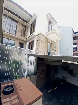 Rumah Lux 2,5 lantai nusa loka BSD dekat Santa Ursula