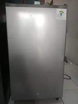 dijual kulkas 1 pintu merk hisense like new