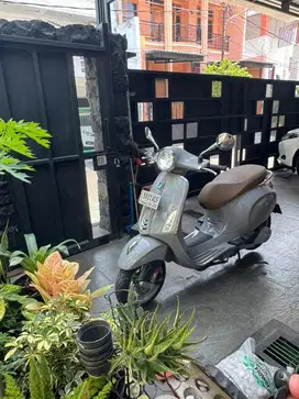 Vespa Primavera abu clasic 2023 km dibawah 10rb, pemakaian pribadi