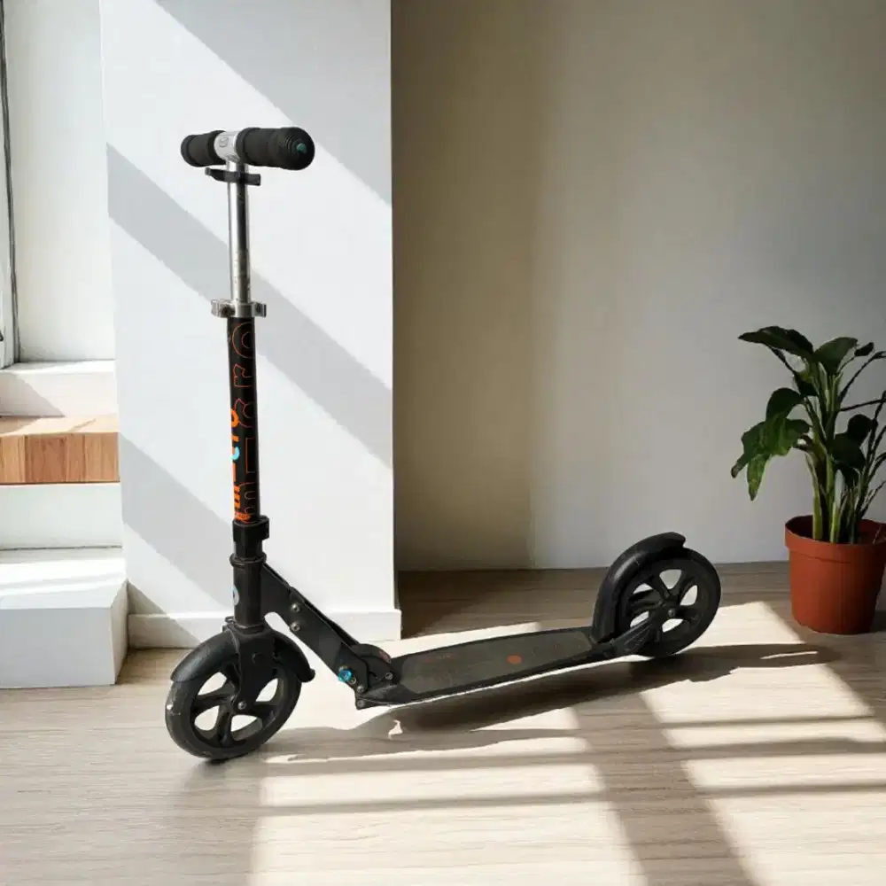 Micro Scooter buatan swiss, masih sangat bagus dan kuat