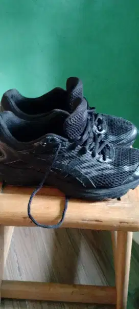 Separu merek asics hitam no 40