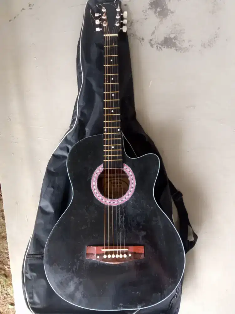 Gitar Akustik Hitam