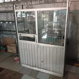 Etalase dagang  jualan makan/kue