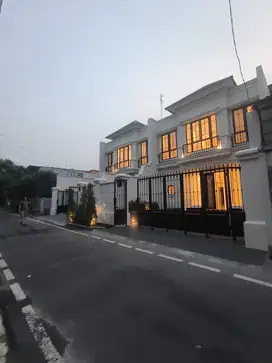 Dijual Rumah Baru Desain American Classic di Cempaka Putih Jakarta