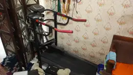 Tread mill dengan alat pijat kaki