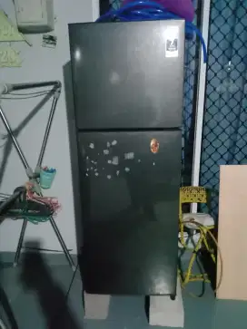 Kulkas 2 pintu merk aqua