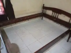 Dipan minimalis berbahan kayu jati