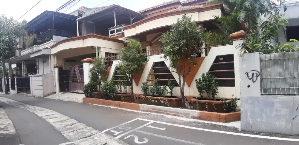 Dikontrakan rumah 1,5 Lantai lokasi Strategis, Condet, Kramat Jati