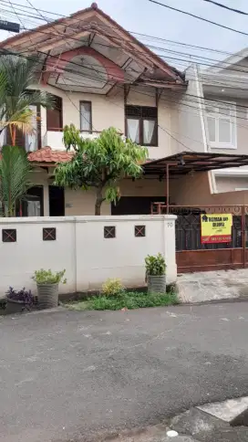 Dijual rumah 2 lt siap huni, lokasi strategis dekat fasilitas umum.