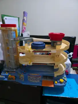 Tomica gedung parkiran mall