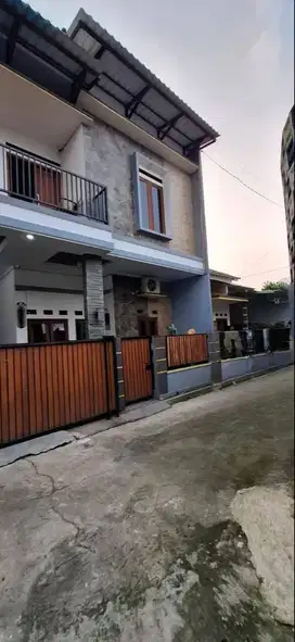 Rumah 2 lantai siap huni di Kranggan Jatisampurna Bekasi