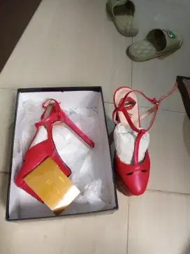 Jual sepatu higheels  wanita merk Gucci
