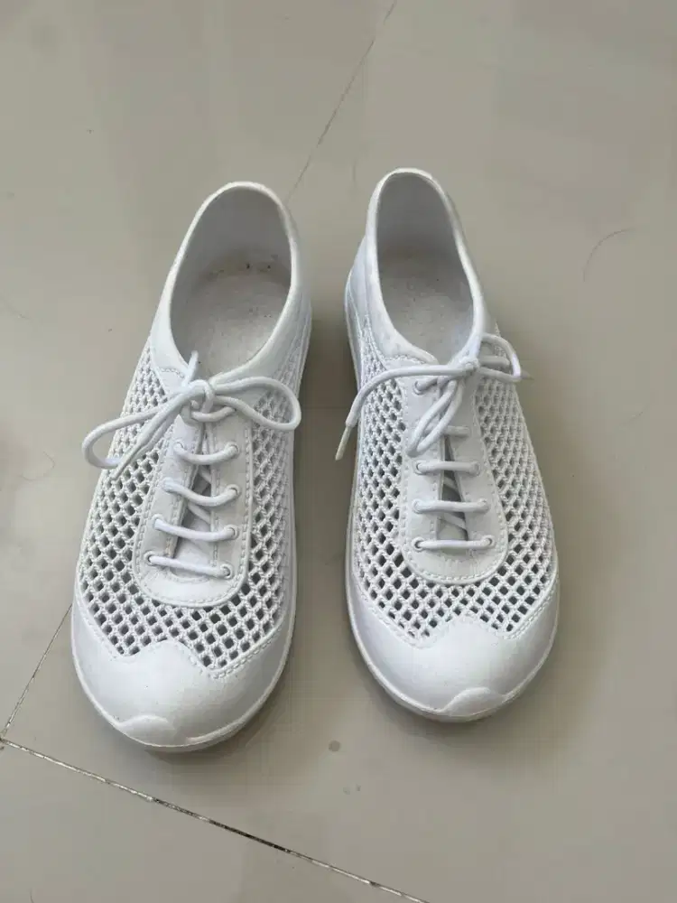 Sepatu model Crocs pria