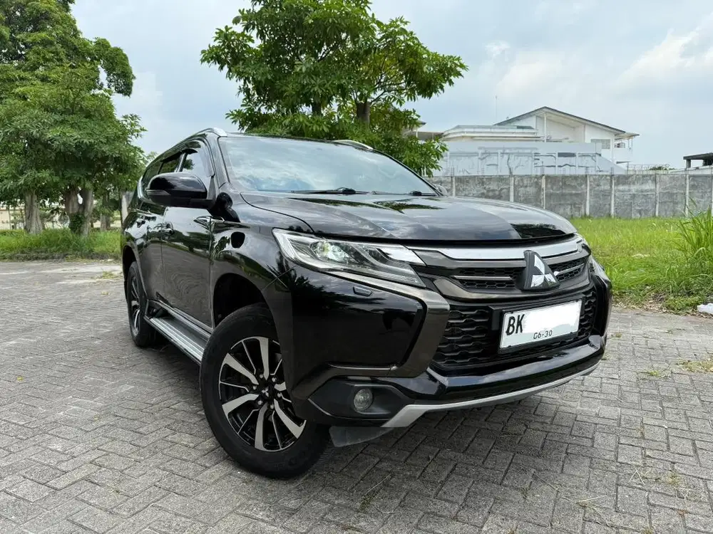 Mitsubishi pajero sport dakar 2016 4x4 matic hitam.