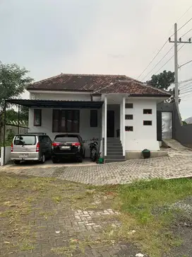 Rumah Prestisius Pinggir Jalan Raya Cocok Untuk Cafe Villa