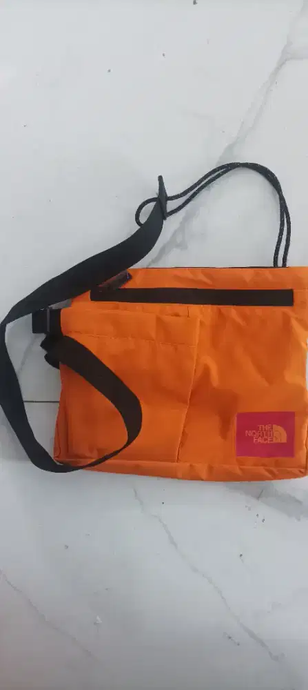 tas slempang tnf